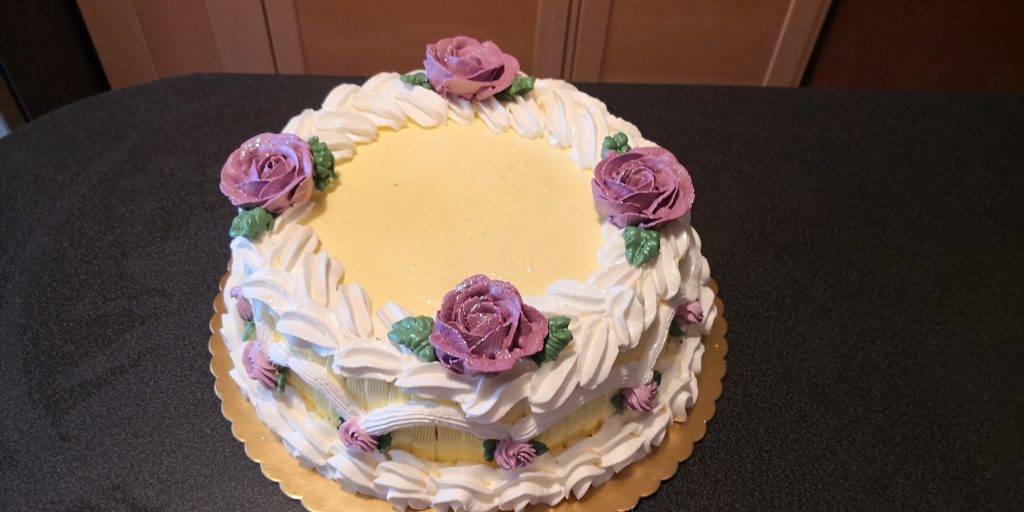 torta decorata con panna